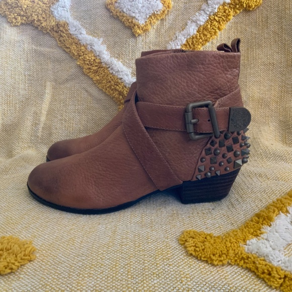Vince Camuto Steampunk Studded Buckle Side Zipper Tan Leather Ankle boots SIZE 7 - Picture 6 of 11